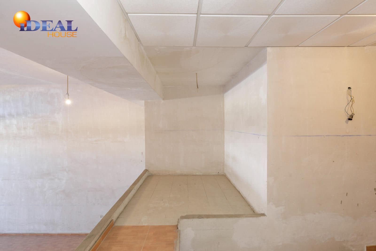 Commercial for sale in Armilla - € 135,000 (Ref: 9433755)