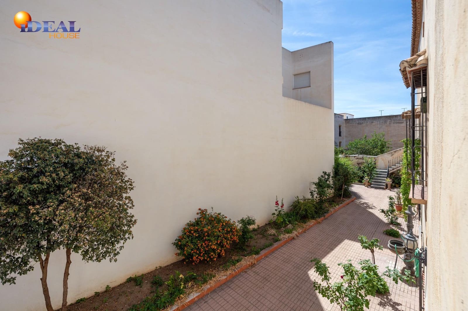 8 bedroom Townhouse for sale in Ugijar with garage - € 295,000 (Ref: 9433765)