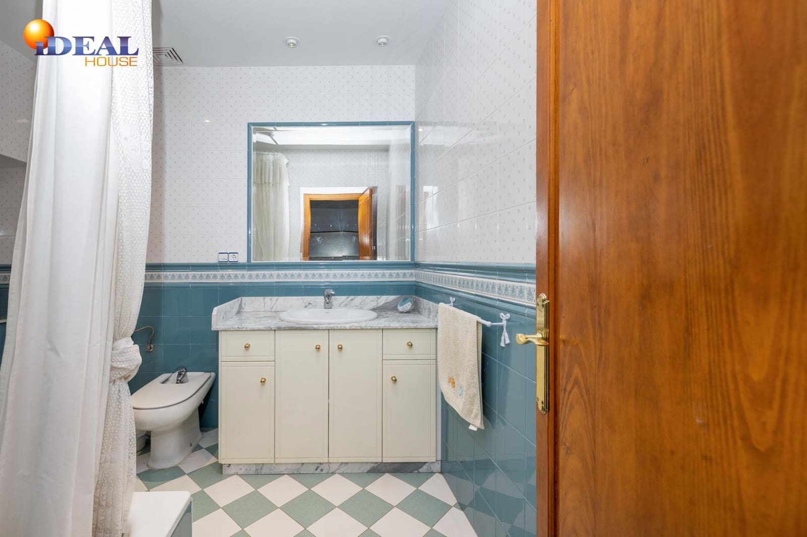 8 bedroom Townhouse for sale in Ugijar with garage - € 295,000 (Ref: 9433765)