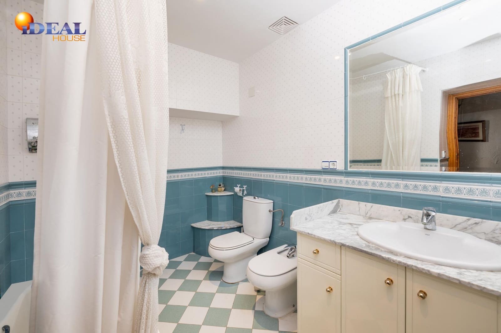 8 bedroom Townhouse for sale in Ugijar with garage - € 295,000 (Ref: 9433765)