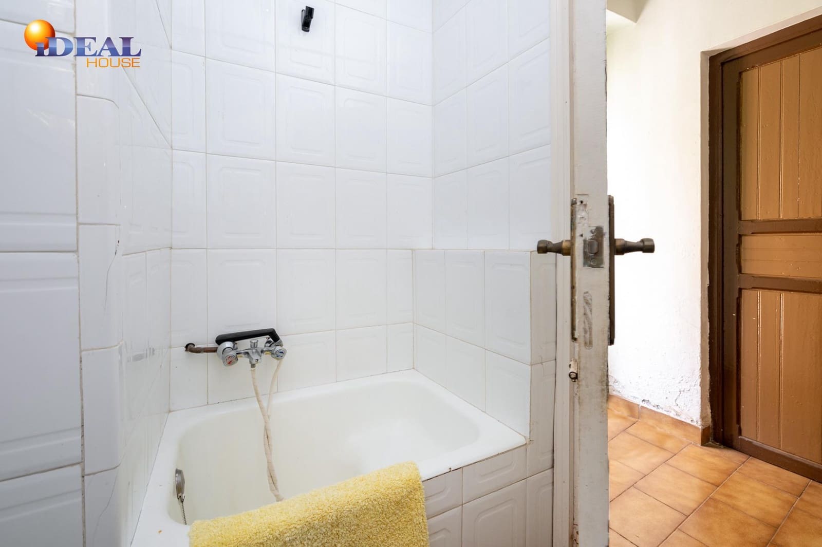 8 bedroom Townhouse for sale in Ugijar with garage - € 295,000 (Ref: 9433765)