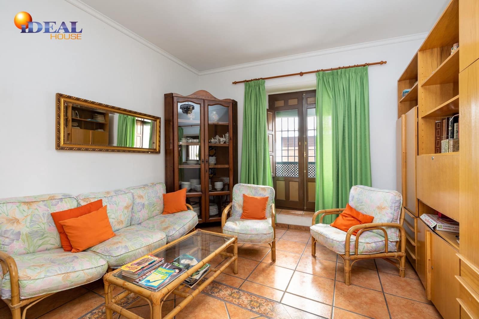 8 bedroom Townhouse for sale in Ugijar with garage - € 295,000 (Ref: 9433765)