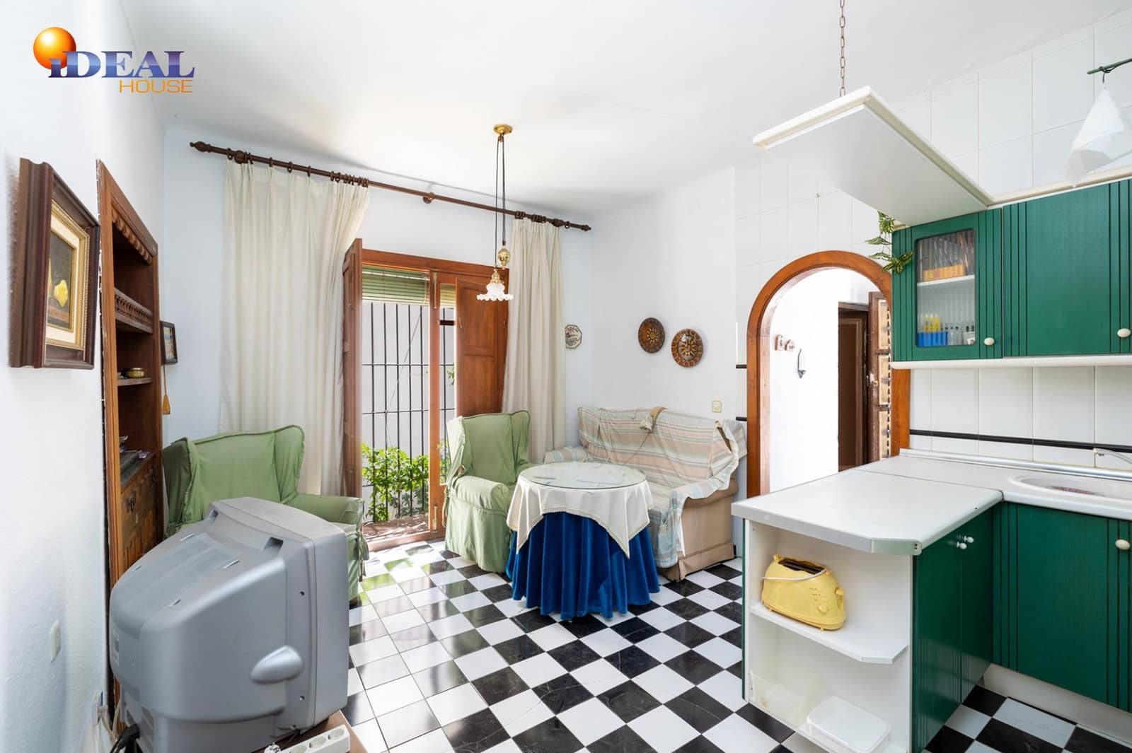 8 bedroom Townhouse for sale in Ugijar with garage - € 295,000 (Ref: 9433765)