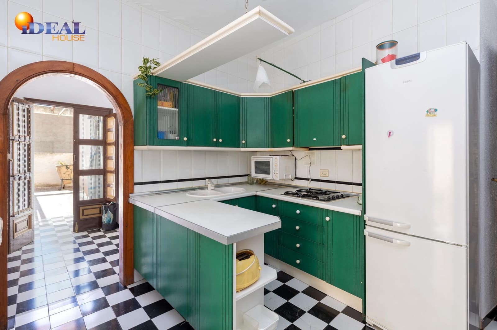 8 bedroom Townhouse for sale in Ugijar with garage - € 295,000 (Ref: 9433765)