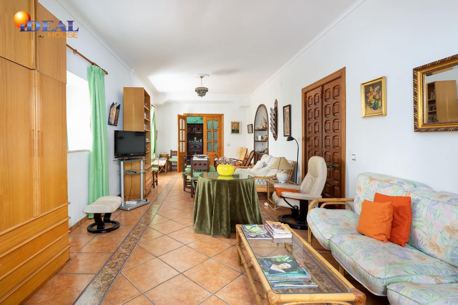 8 bedroom Townhouse for sale in Ugijar with garage - € 295,000 (Ref: 9433765)