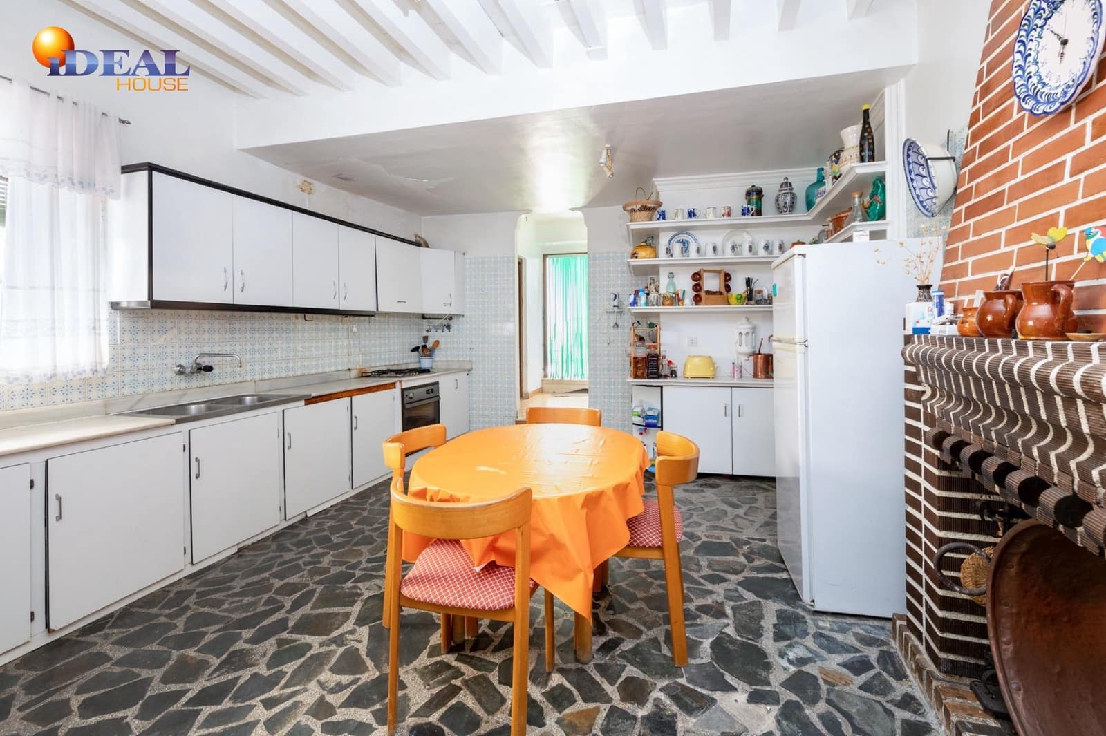 8 bedroom Townhouse for sale in Ugijar with garage - € 295,000 (Ref: 9433765)