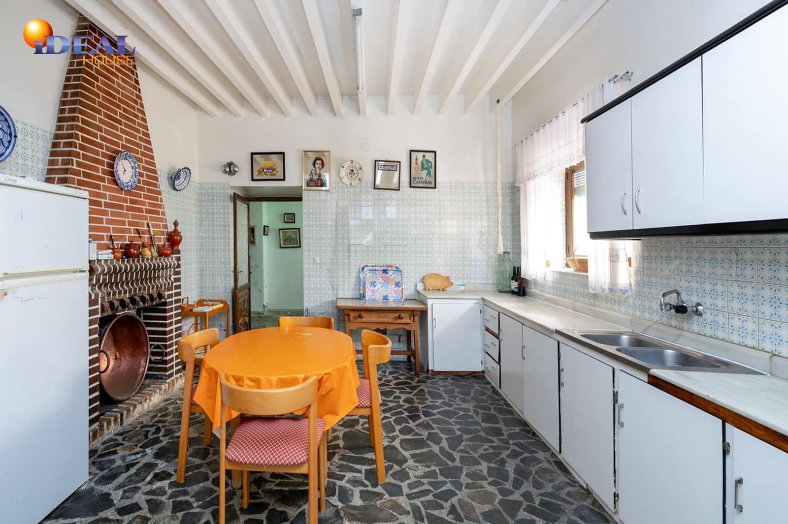 8 bedroom Townhouse for sale in Ugijar with garage - € 295,000 (Ref: 9433765)