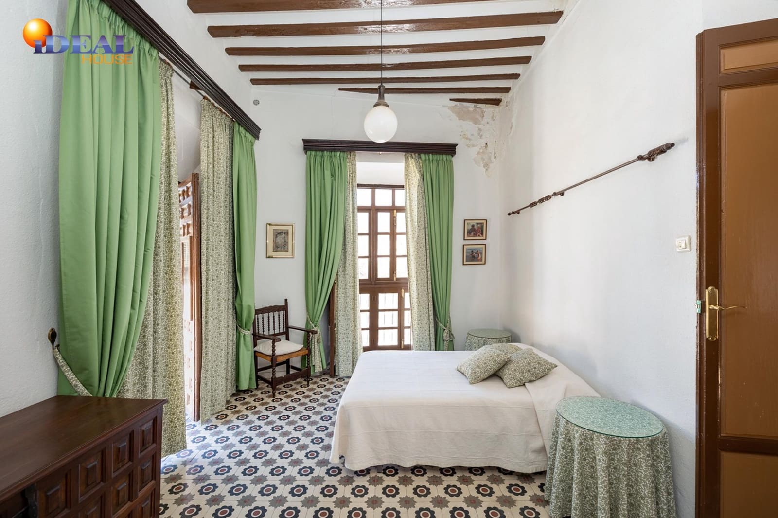 8 bedroom Townhouse for sale in Ugijar with garage - € 295,000 (Ref: 9433765)