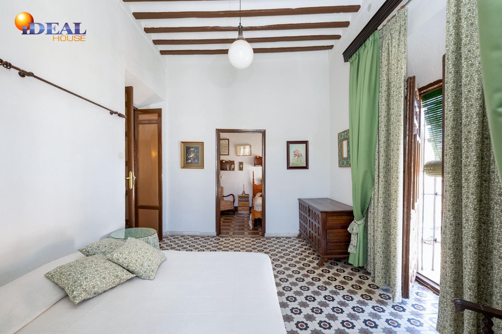 8 bedroom Townhouse for sale in Ugijar with garage - € 295,000 (Ref: 9433765)