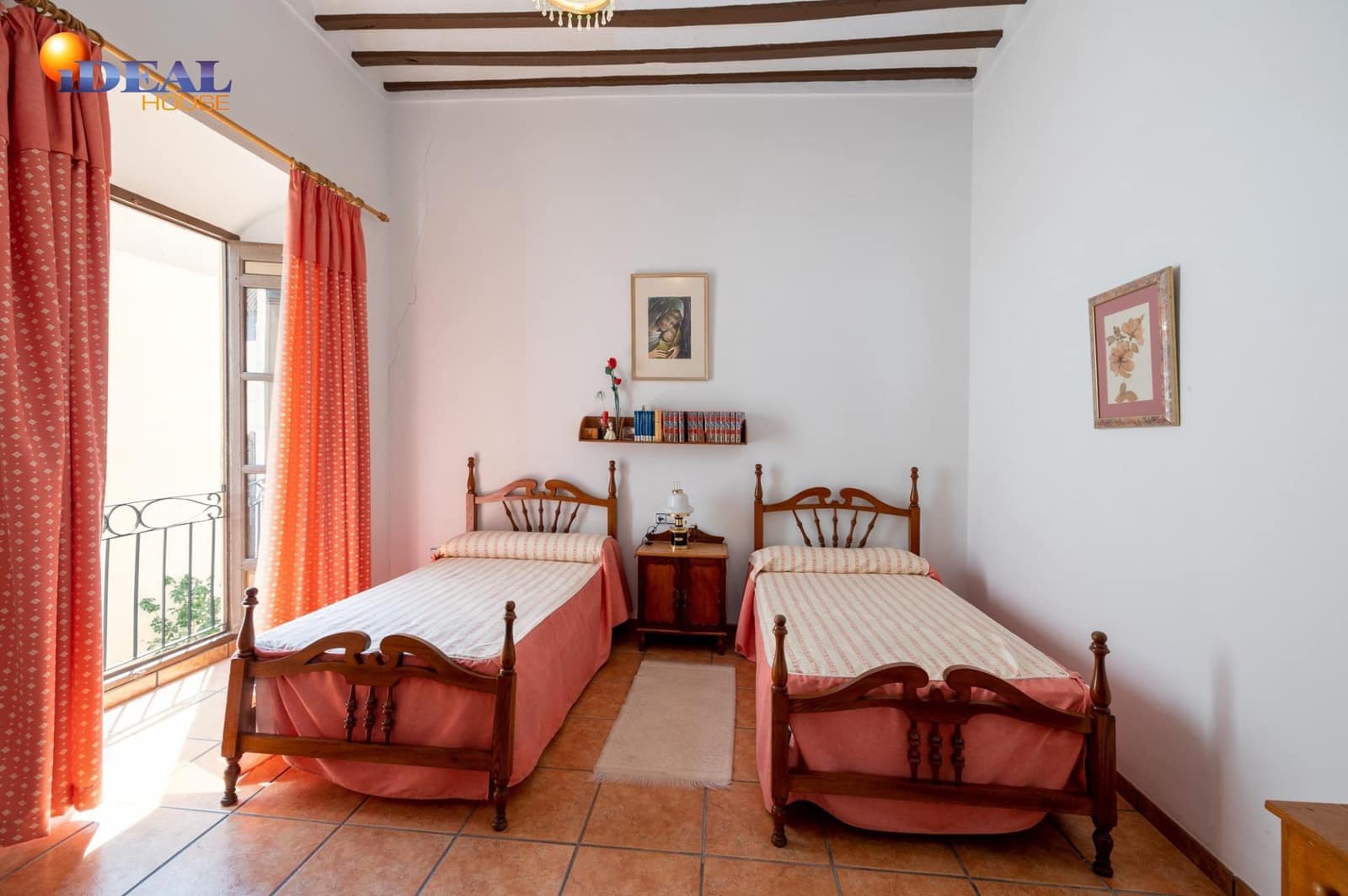 8 bedroom Townhouse for sale in Ugijar with garage - € 295,000 (Ref: 9433765)