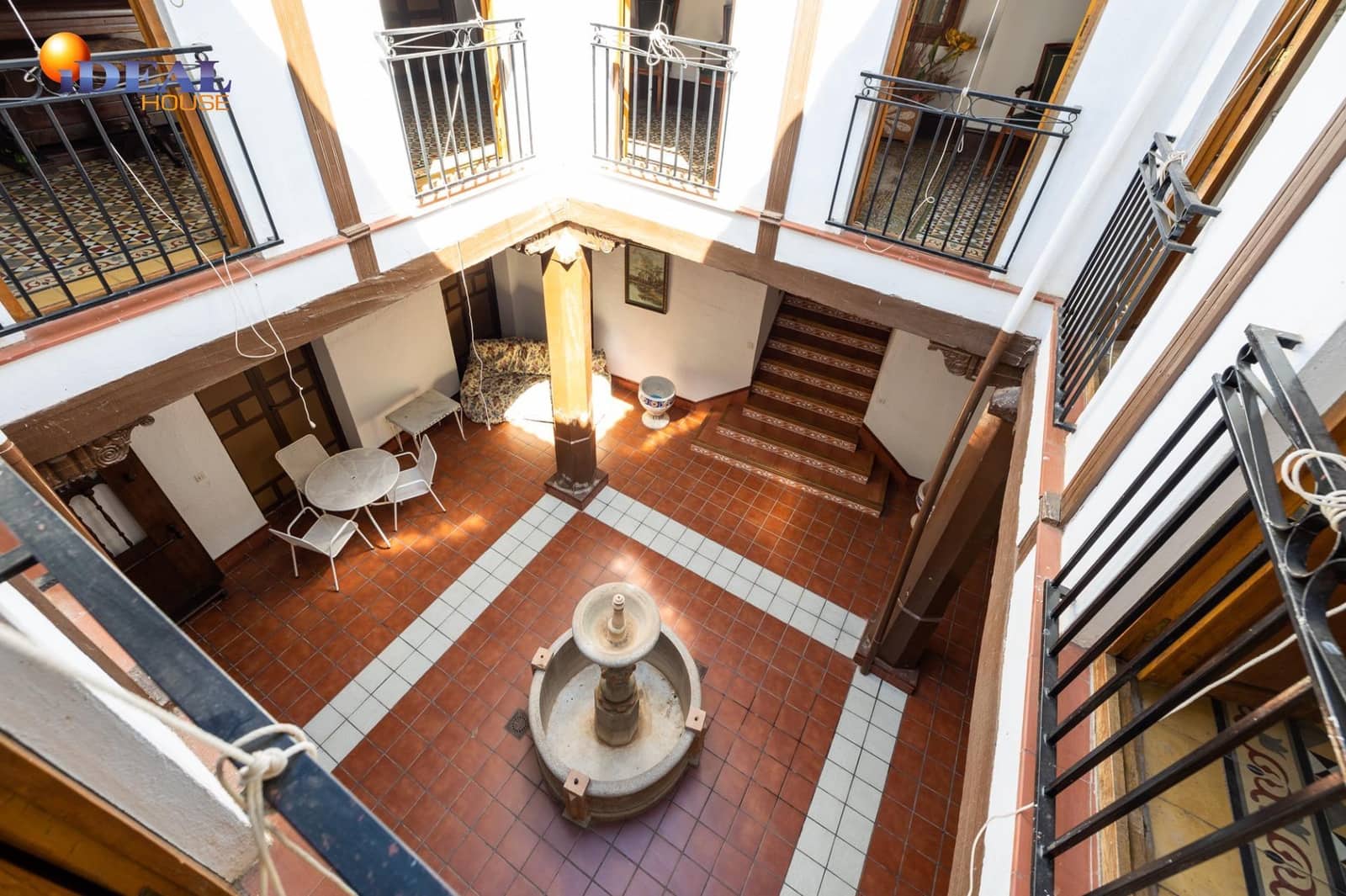 8 bedroom Townhouse for sale in Ugijar with garage - € 295,000 (Ref: 9433765)