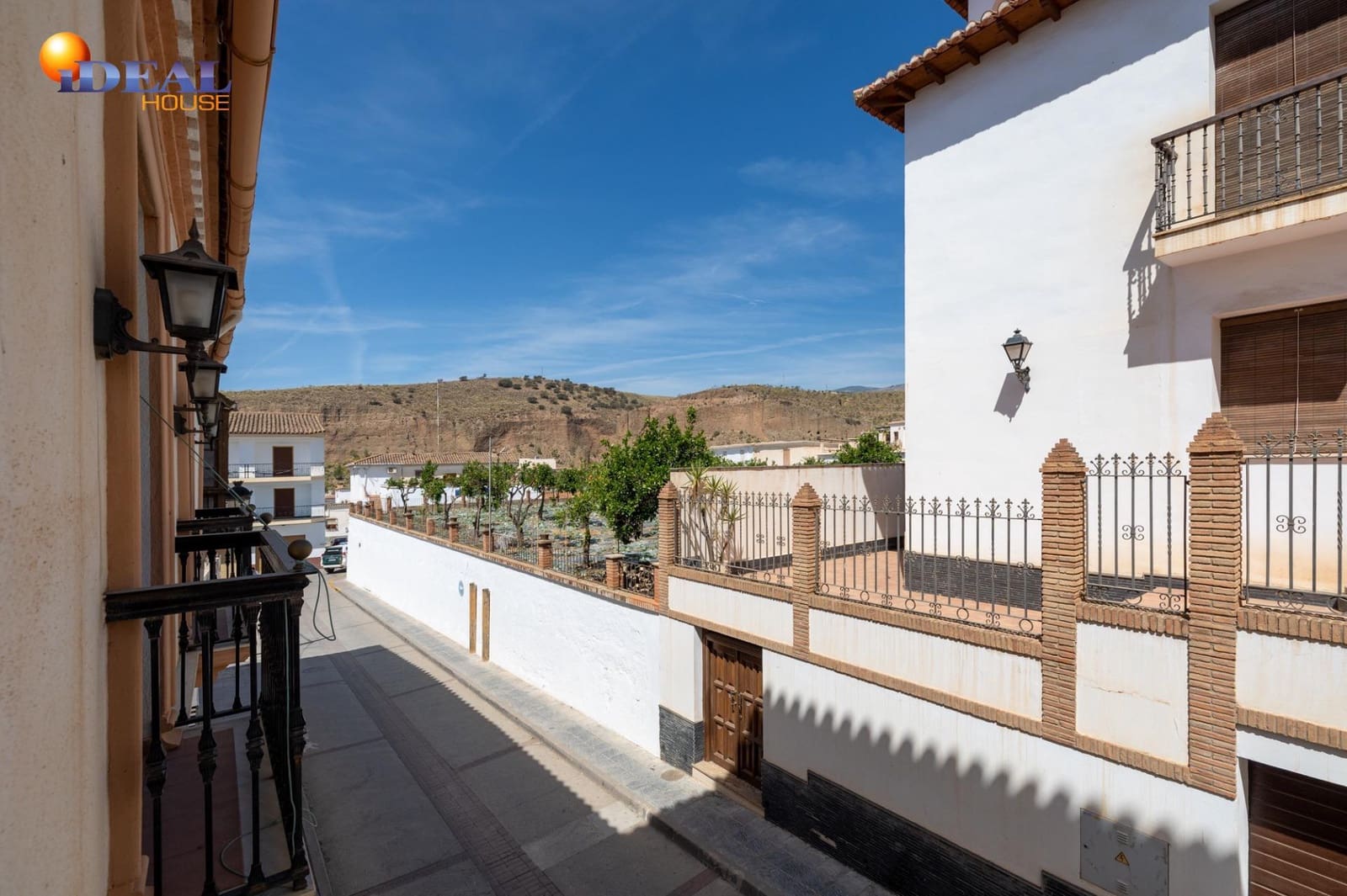 8 bedroom Townhouse for sale in Ugijar with garage - € 295,000 (Ref: 9433765)