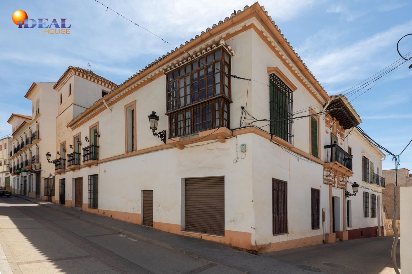 8 bedroom Townhouse for sale in Ugijar with garage - € 295,000 (Ref: 9433765)