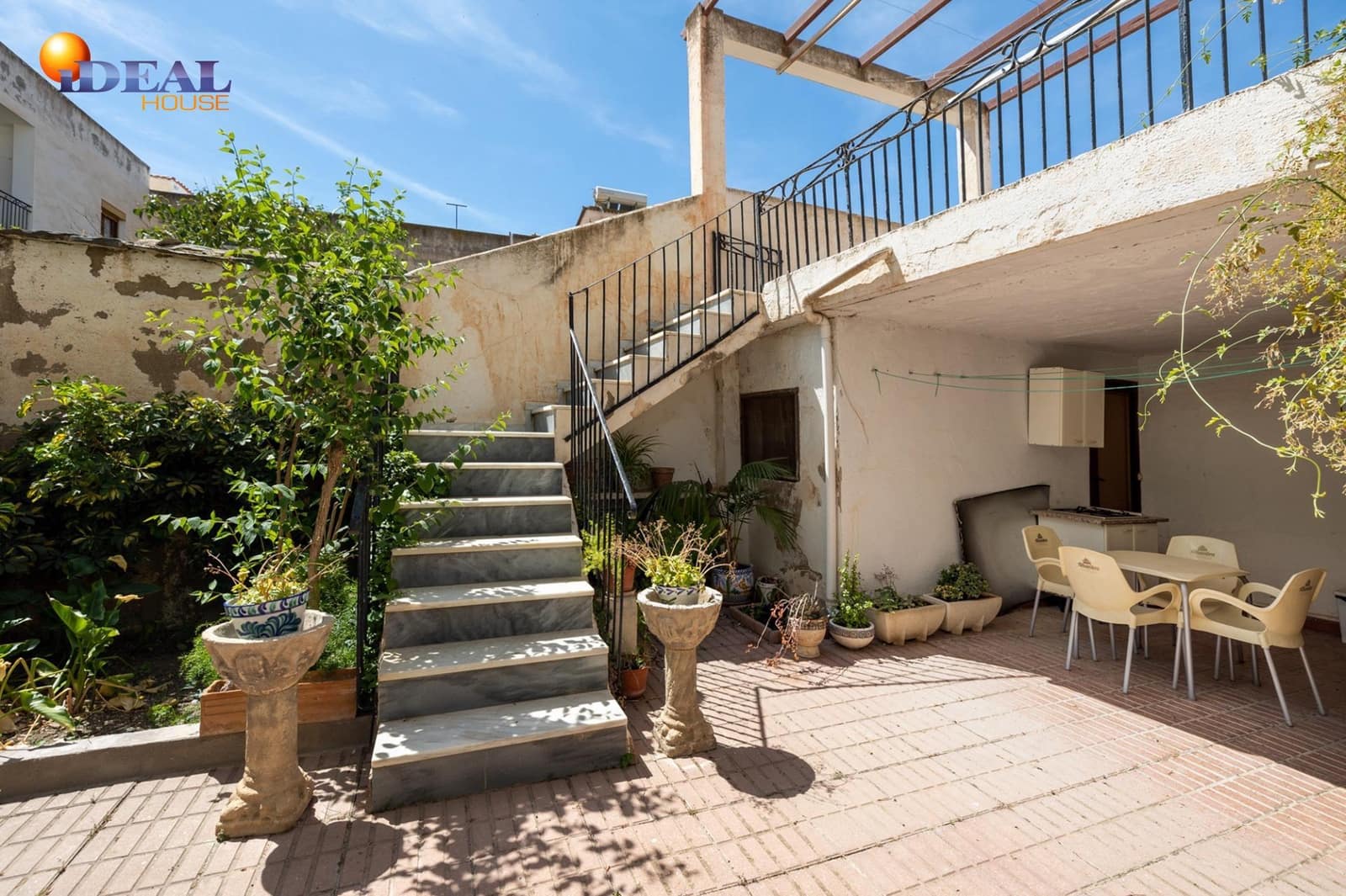 8 bedroom Townhouse for sale in Ugijar with garage - € 295,000 (Ref: 9433765)