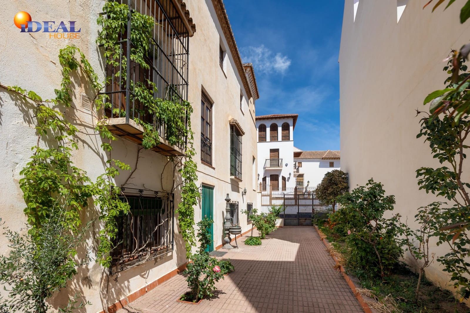 8 bedroom Townhouse for sale in Ugijar with garage - € 295,000 (Ref: 9433765)