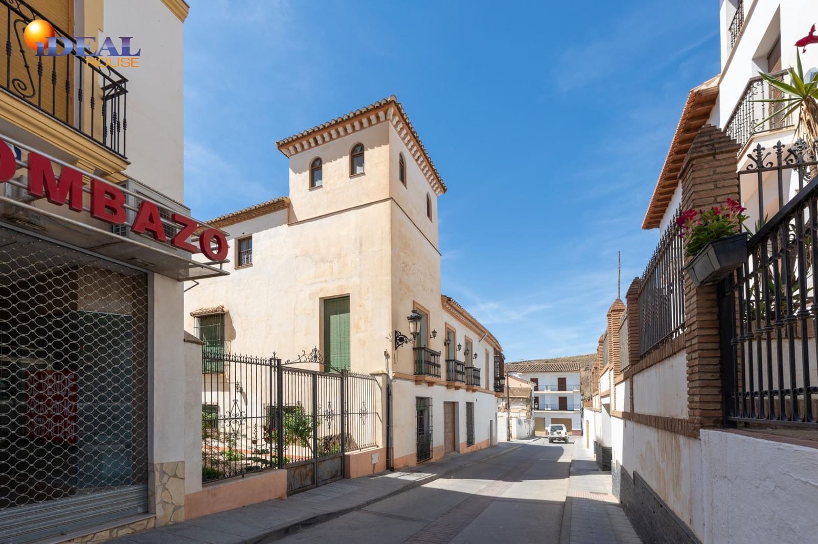 8 bedroom Townhouse for sale in Ugijar with garage - € 295,000 (Ref: 9433765)