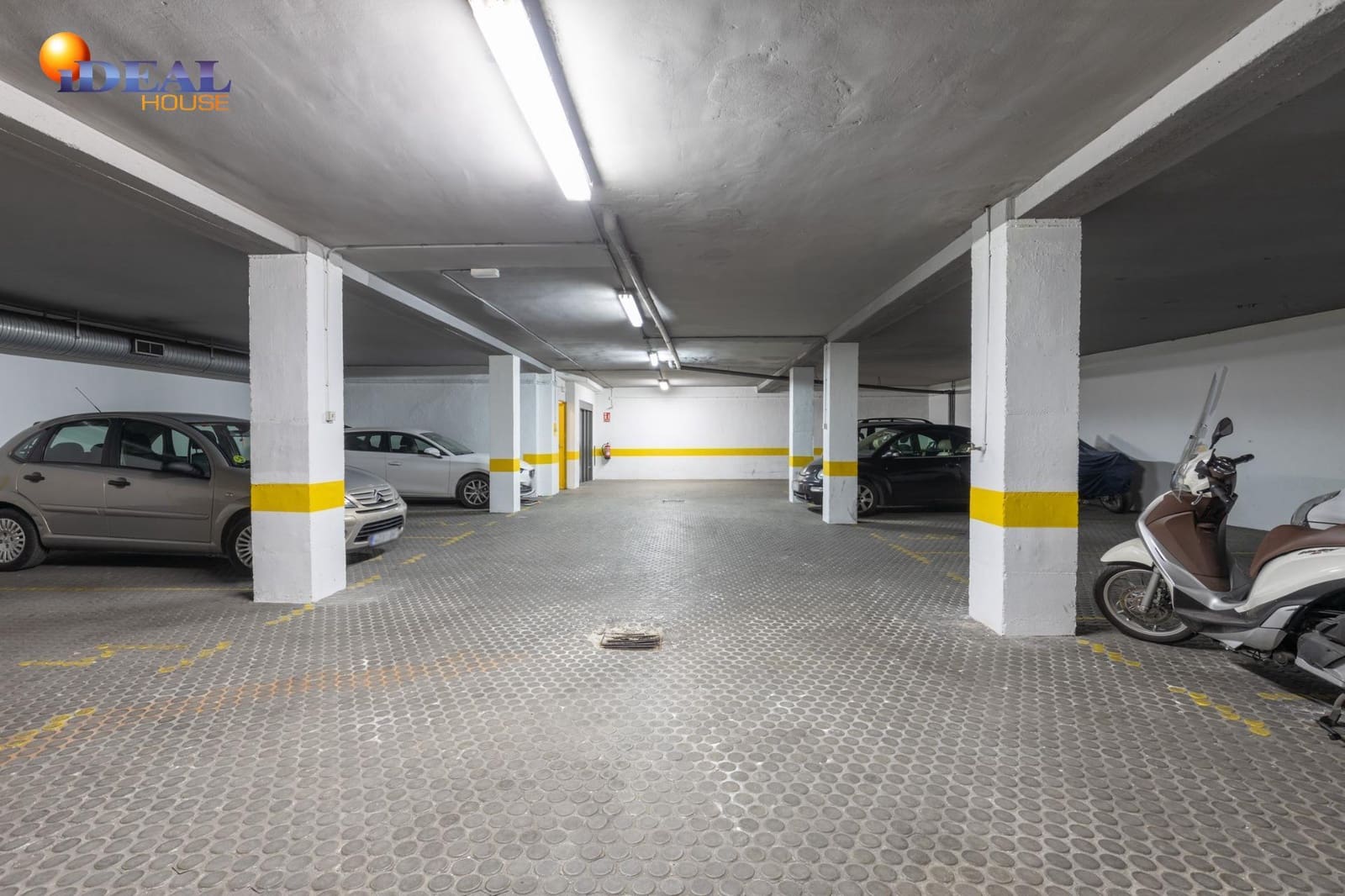 Garage for sale in Granada city - € 27,500 (Ref: 9433771)