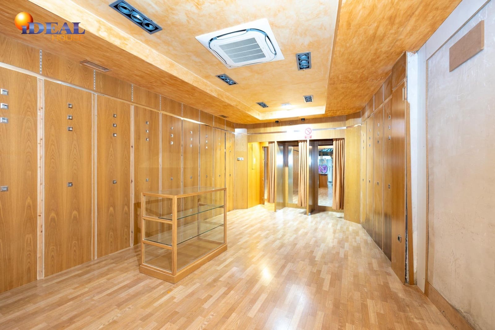 Commercieel te koop in Granada stad - € 210.000 (Ref: 9433781)