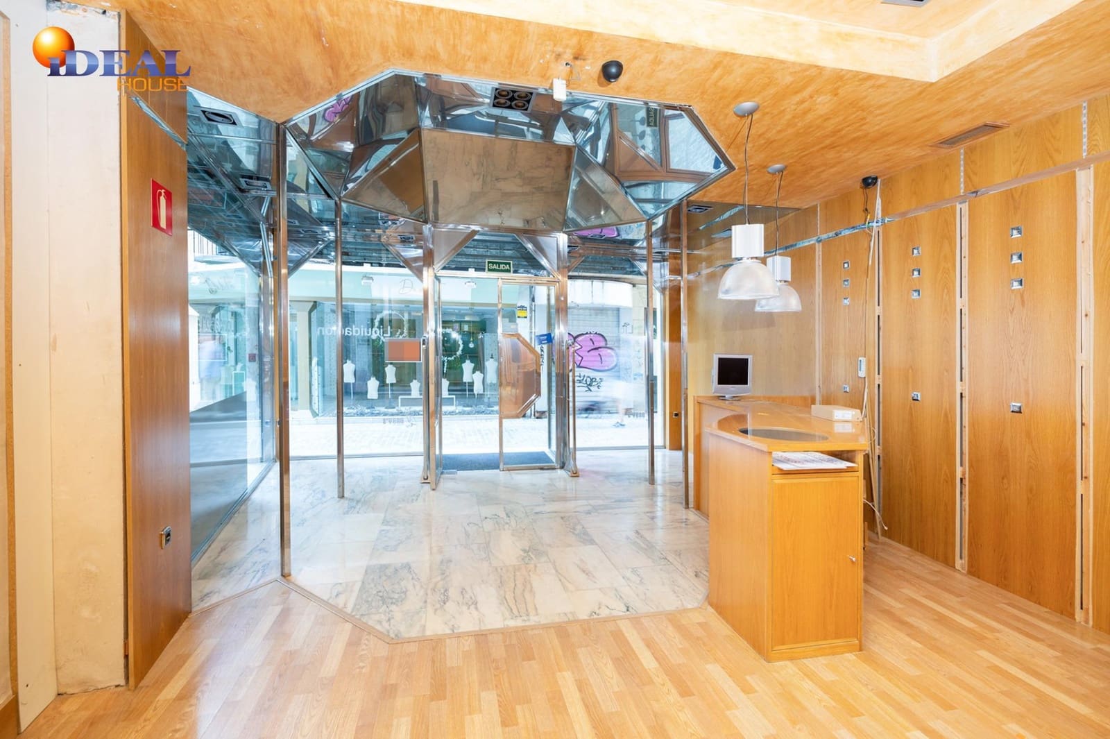 Commercieel te koop in Granada stad - € 210.000 (Ref: 9433781)