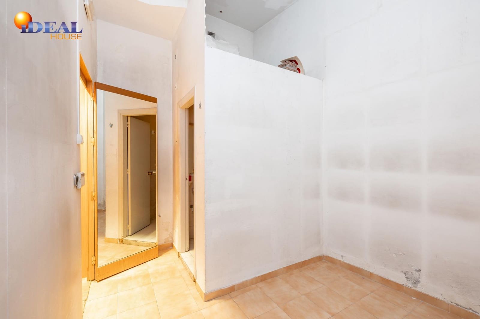 Commercieel te koop in Granada stad - € 210.000 (Ref: 9433781)