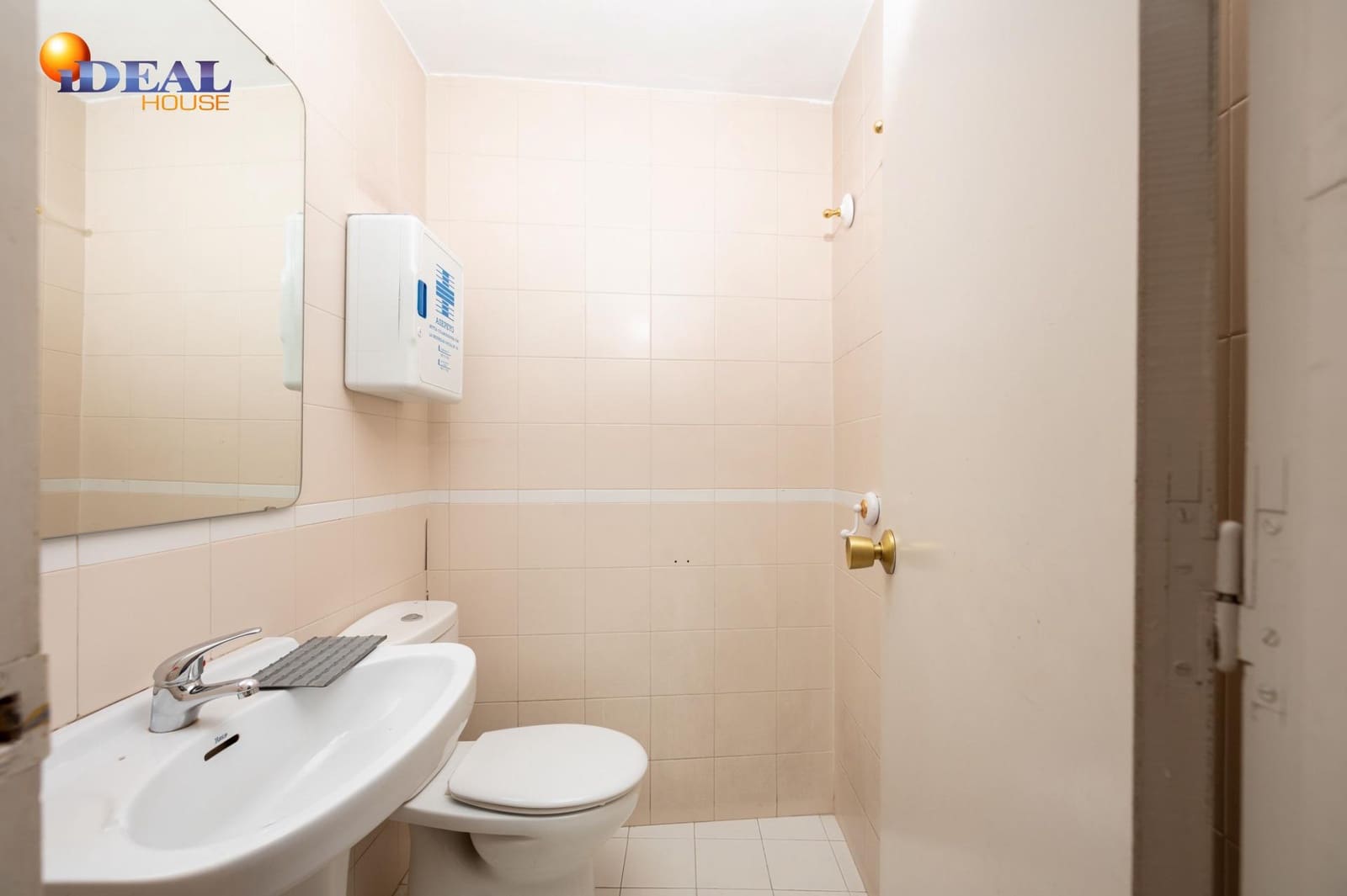 Commercieel te koop in Granada stad - € 210.000 (Ref: 9433781)