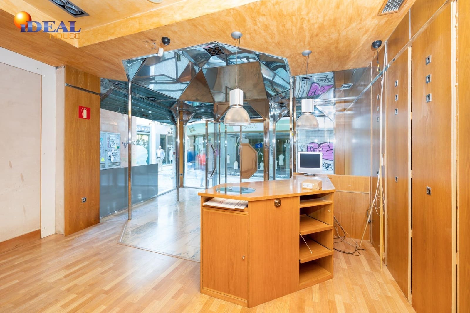 Commercieel te koop in Granada stad - € 210.000 (Ref: 9433781)