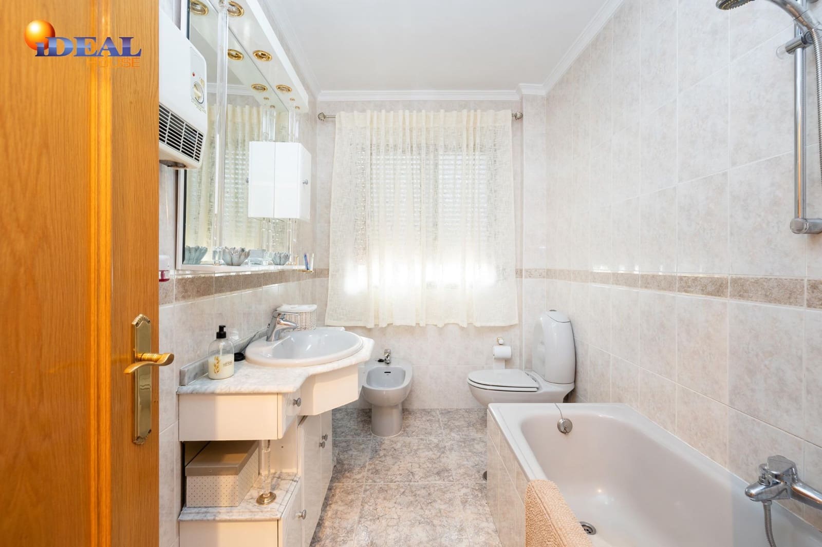 4 soveværelse Byhus til salg i Las Gabias med garage - € 245.000 (Ref: 9433789)