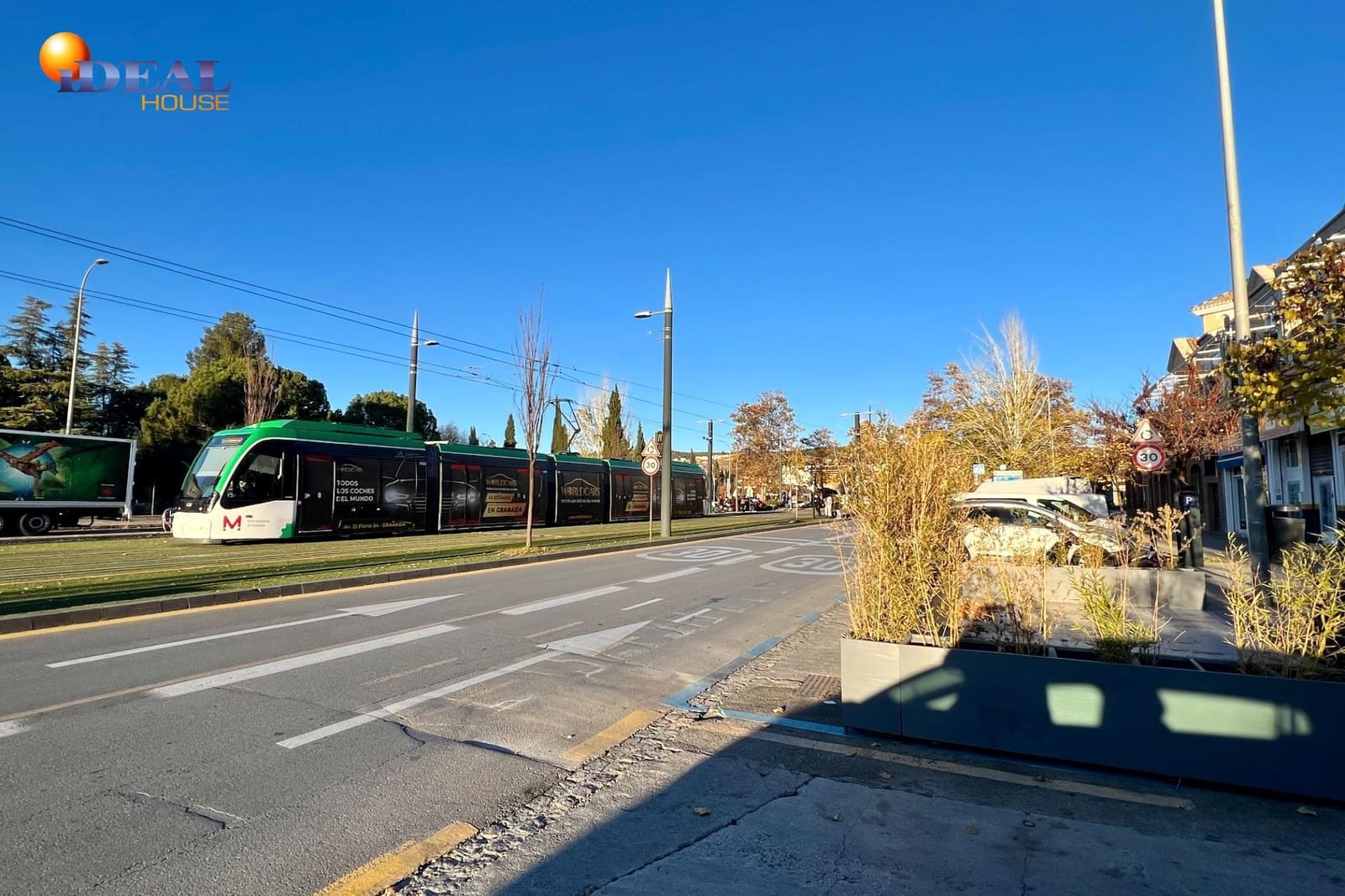 Commercial for sale in Granada city - € 369,500 (Ref: 9433797)