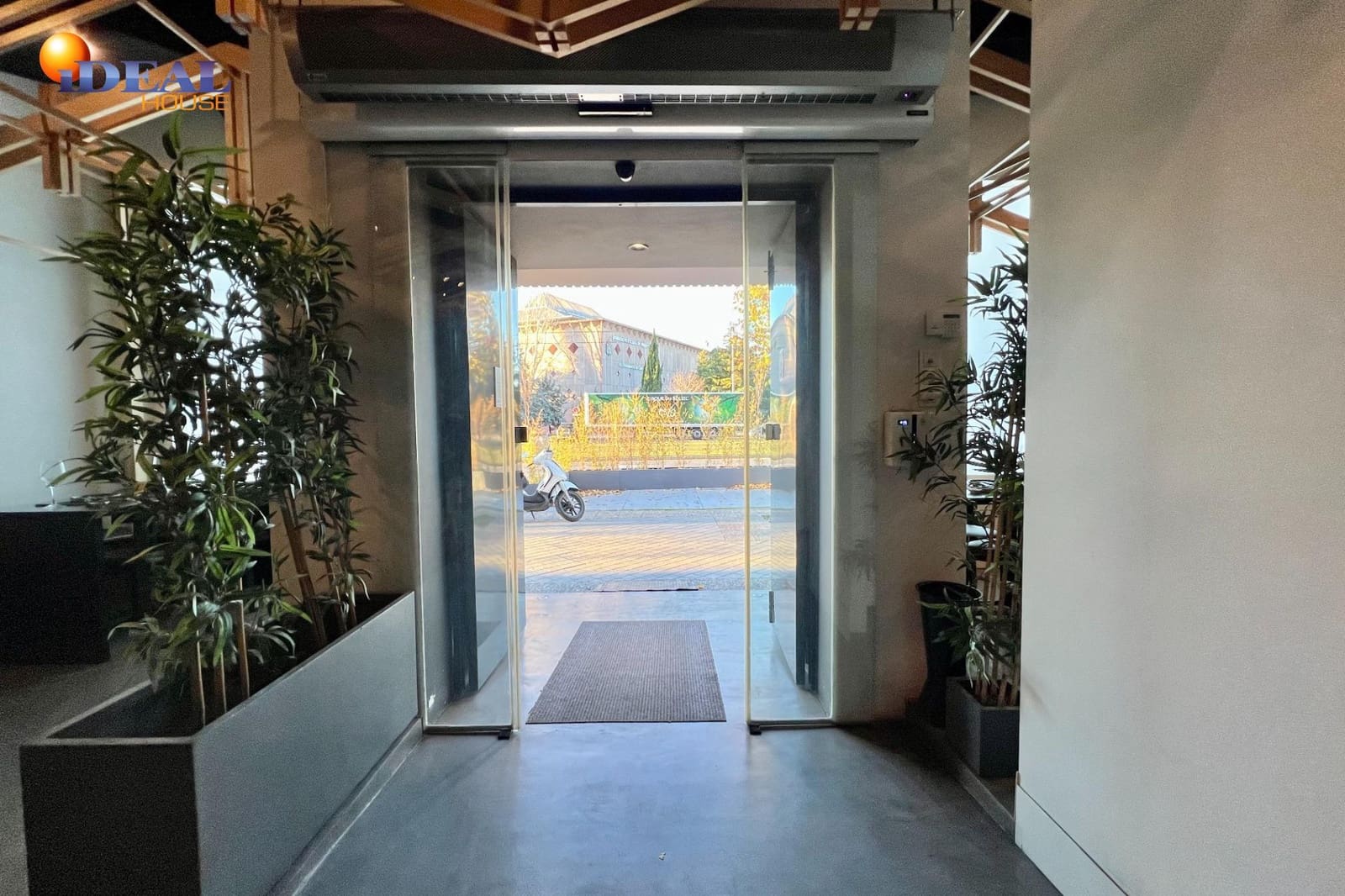 Commercial for sale in Granada city - € 369,500 (Ref: 9433797)