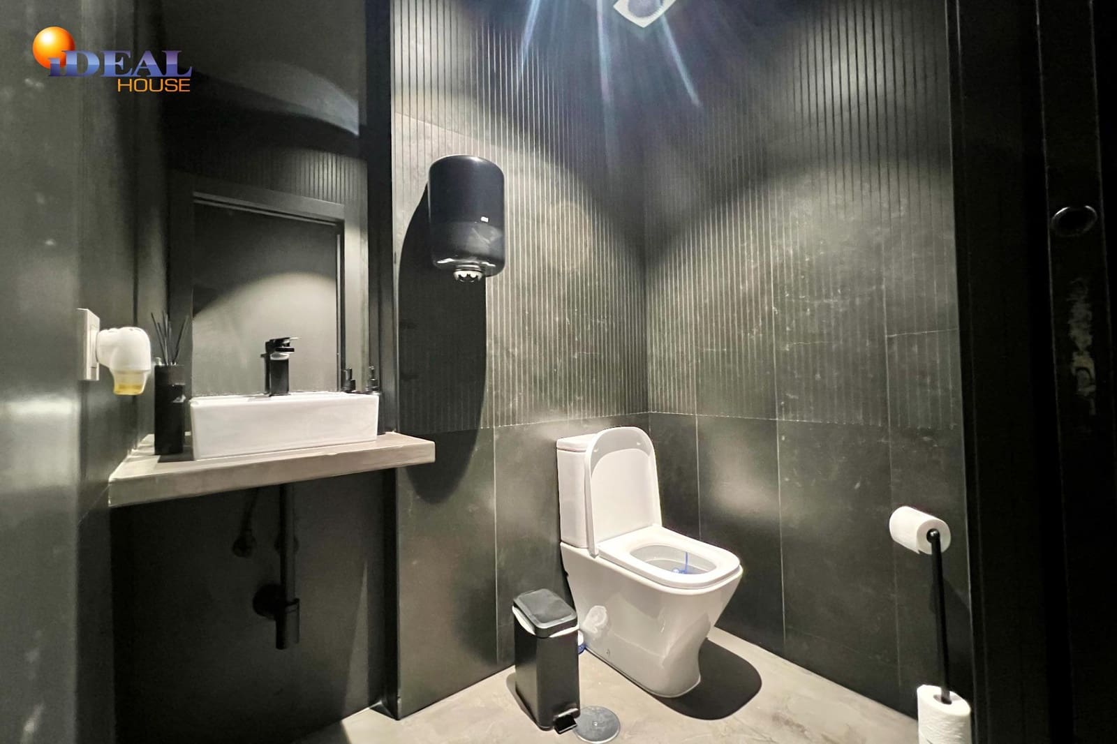 Commercial for sale in Granada city - € 369,500 (Ref: 9433797)