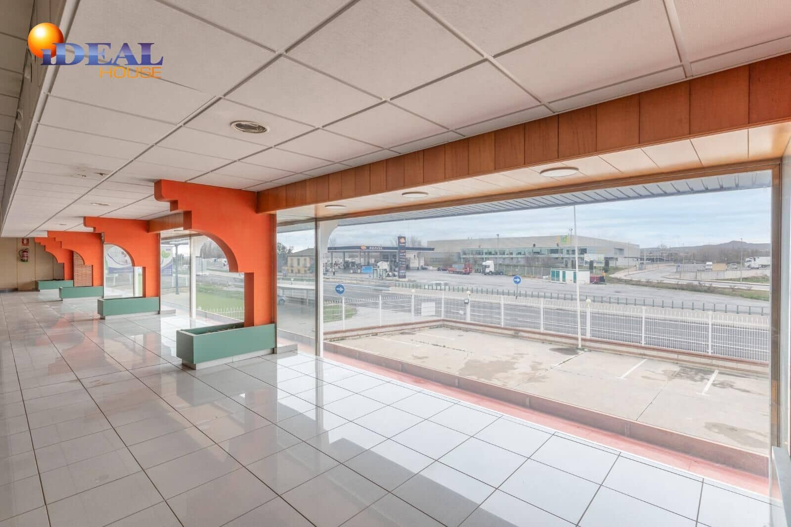 Gewerbe zu verkaufen in Santa Fe mit Garage - 1.800.000 € (Ref: 9433801)