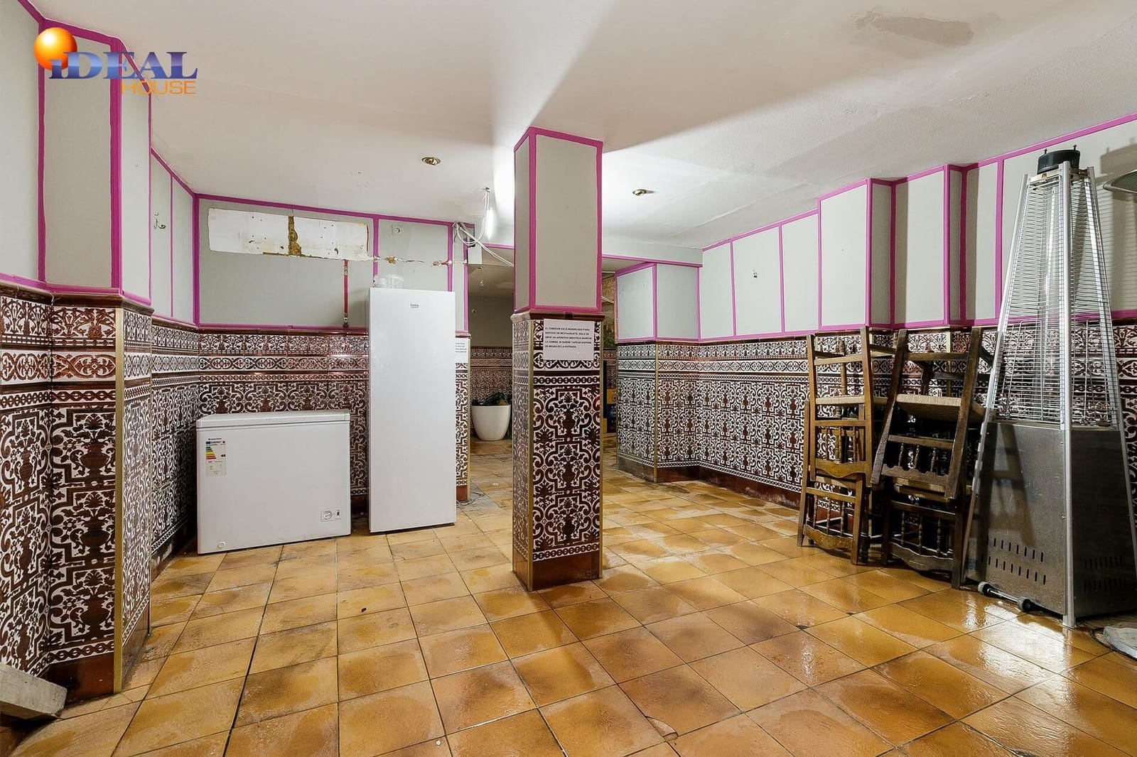 Commercial for sale in Granada city - € 189,000 (Ref: 9433829)