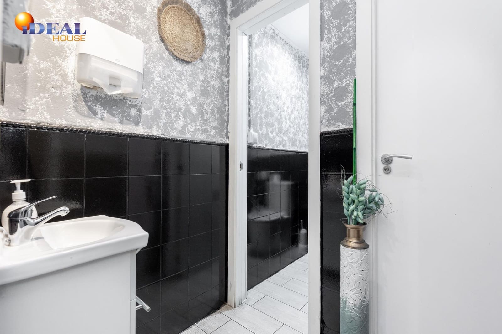 Erhverv til salg i Granada by - € 250.000 (Ref: 9433831)