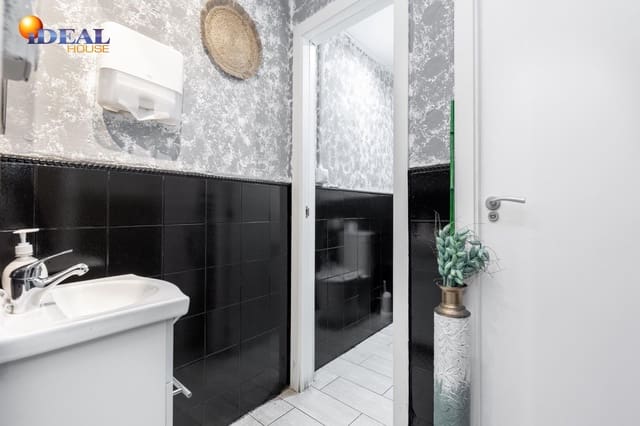 Erhverv til salg i Centro, Granada by - € 250.000 (Ref: 9433831)