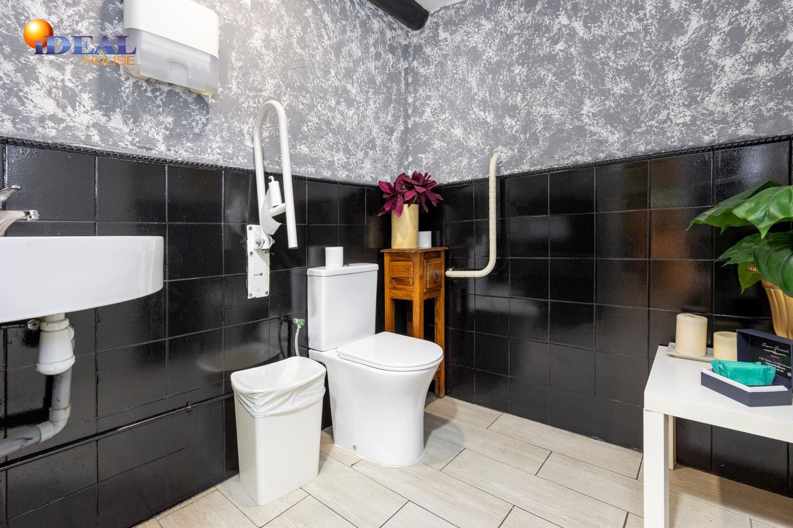 Erhverv til salg i Granada by - € 250.000 (Ref: 9433831)