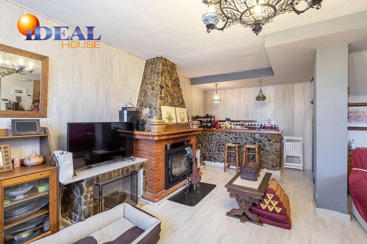 4 quarto Moradia para venda em Pinos Genil com piscina garagem - 380 000 € (Ref: 9433834)