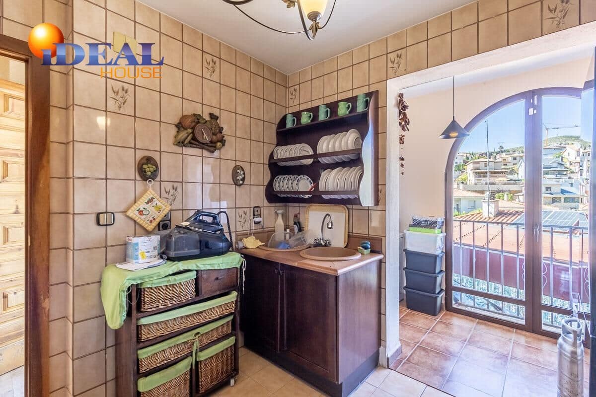 4 quarto Moradia para venda em Pinos Genil com piscina garagem - 380 000 € (Ref: 9433834)