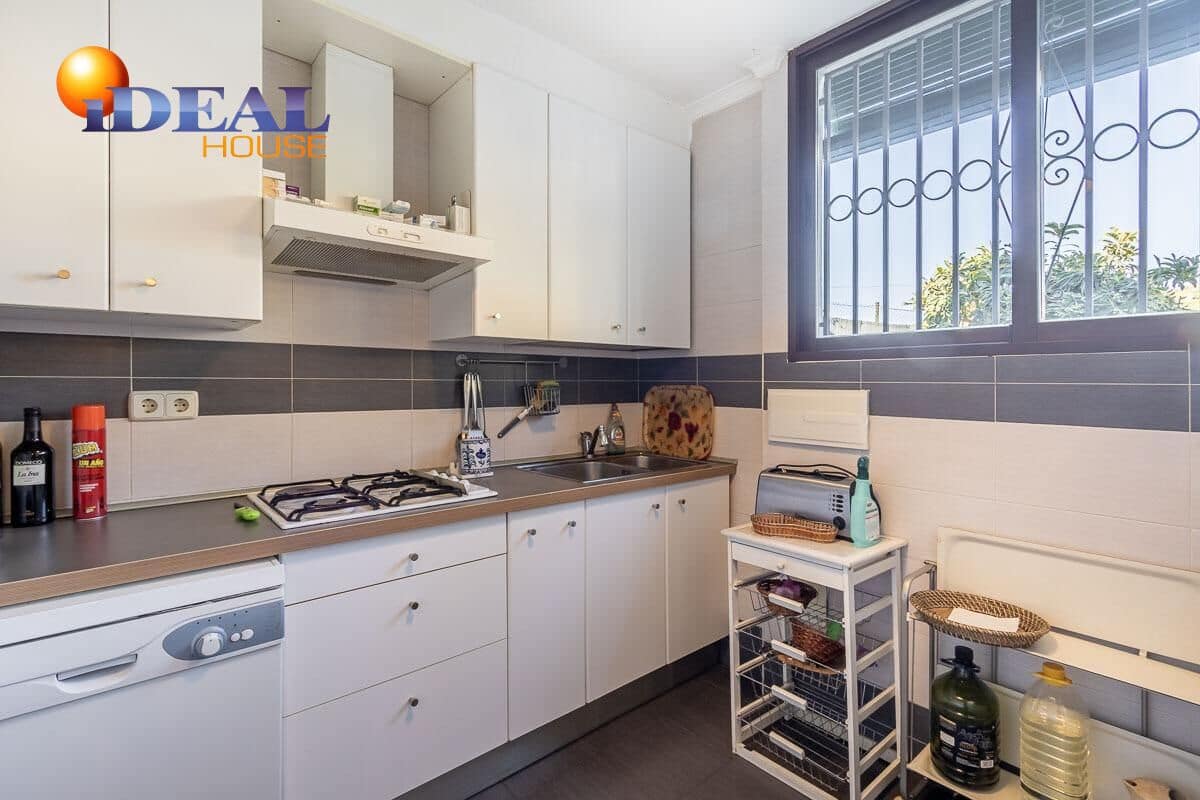 4 quarto Moradia para venda em Pinos Genil com piscina garagem - 380 000 € (Ref: 9433834)