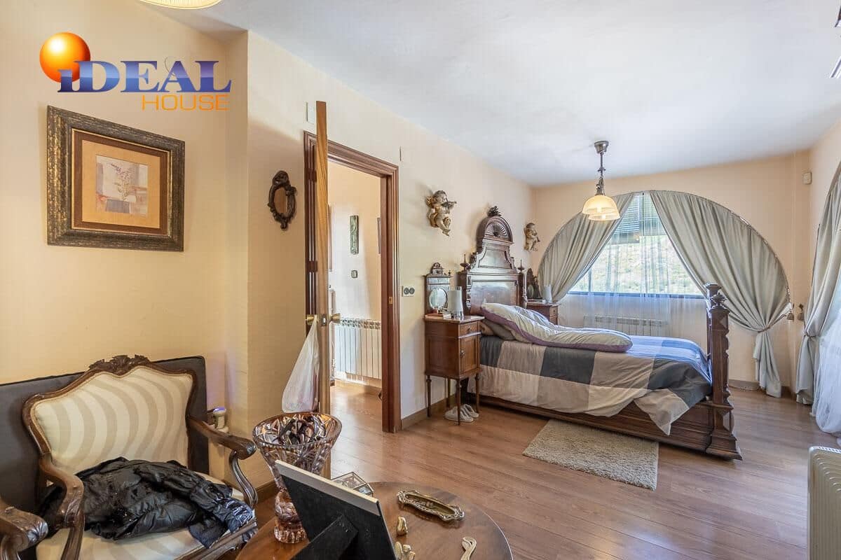 4 quarto Moradia para venda em Pinos Genil com piscina garagem - 380 000 € (Ref: 9433834)