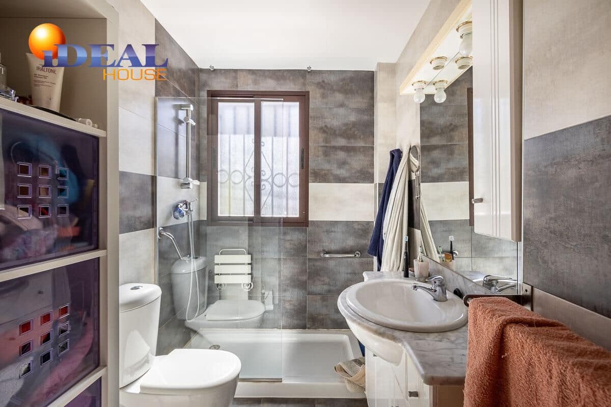 4 quarto Moradia para venda em Pinos Genil com piscina garagem - 380 000 € (Ref: 9433834)