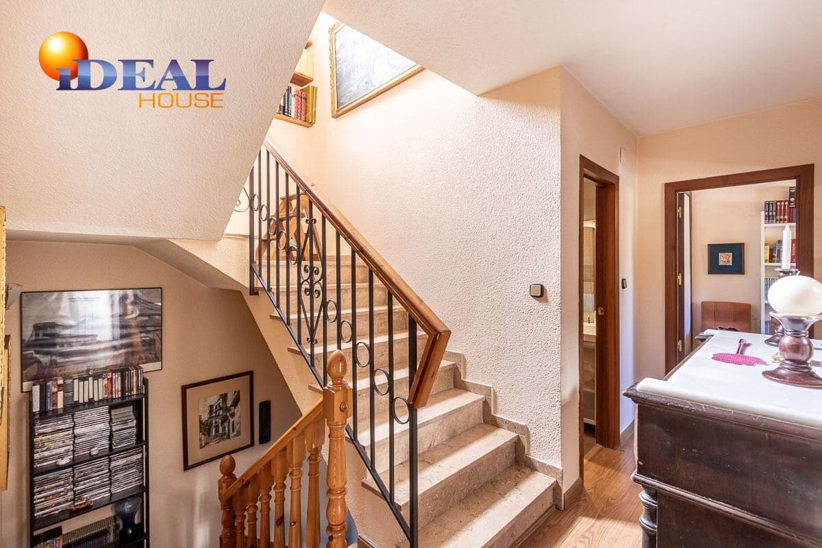 4 quarto Moradia para venda em Pinos Genil com piscina garagem - 380 000 € (Ref: 9433834)