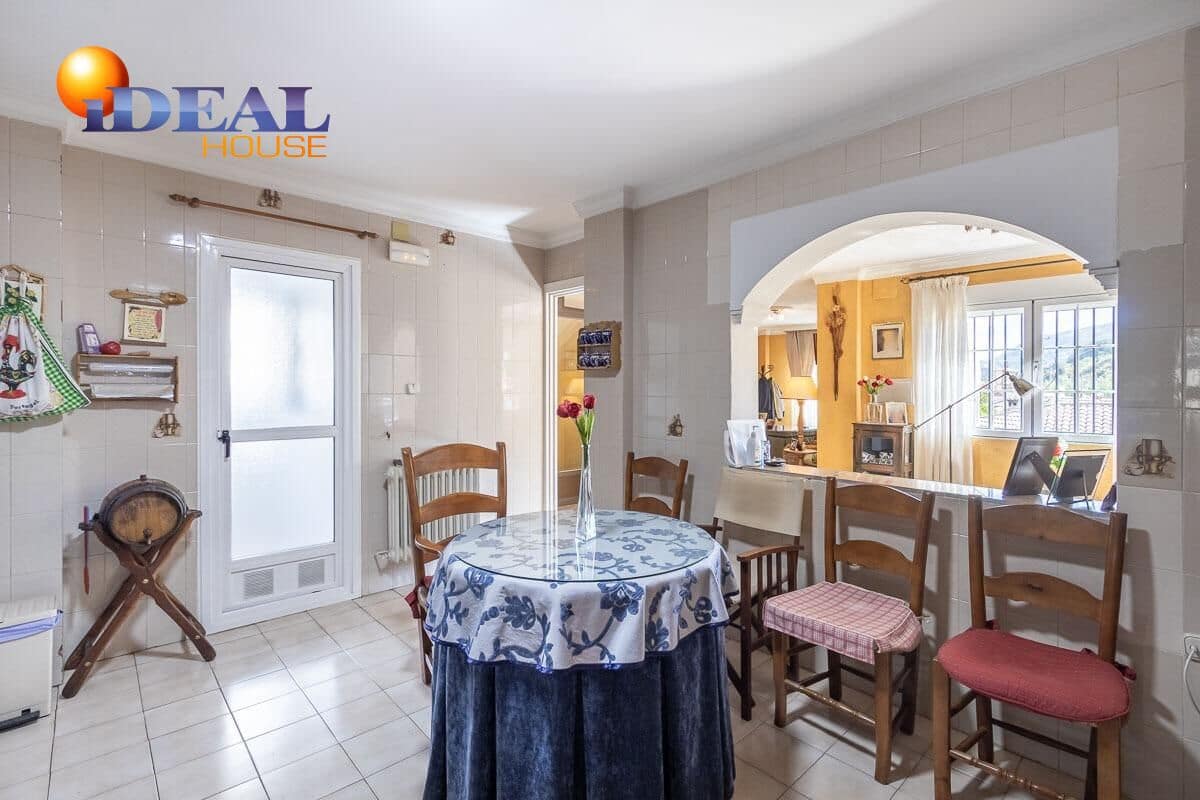 4 bedroom Villa for sale in Pinos Genil with pool garage - € 339,000 (Ref: 9433835)