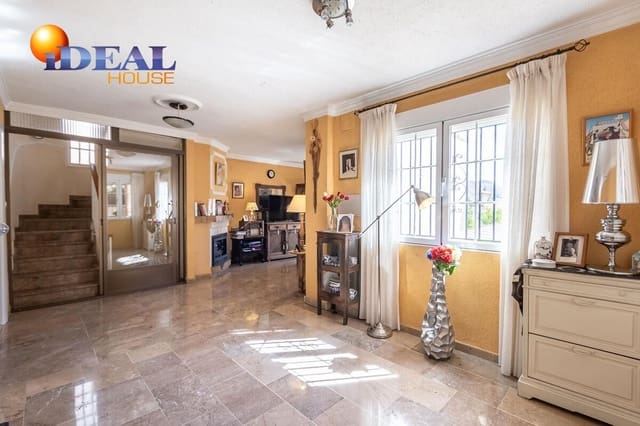 4 bedroom Villa for sale in Pinos Genil with pool garage - € 339,000 (Ref: 9433835)