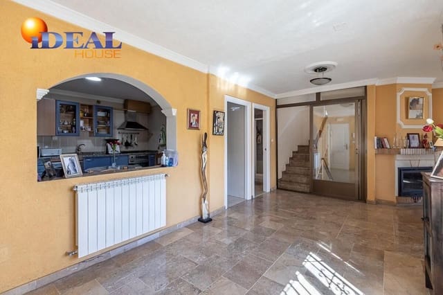 4 bedroom Villa for sale in Pinos Genil with pool garage - € 339,000 (Ref: 9433835)