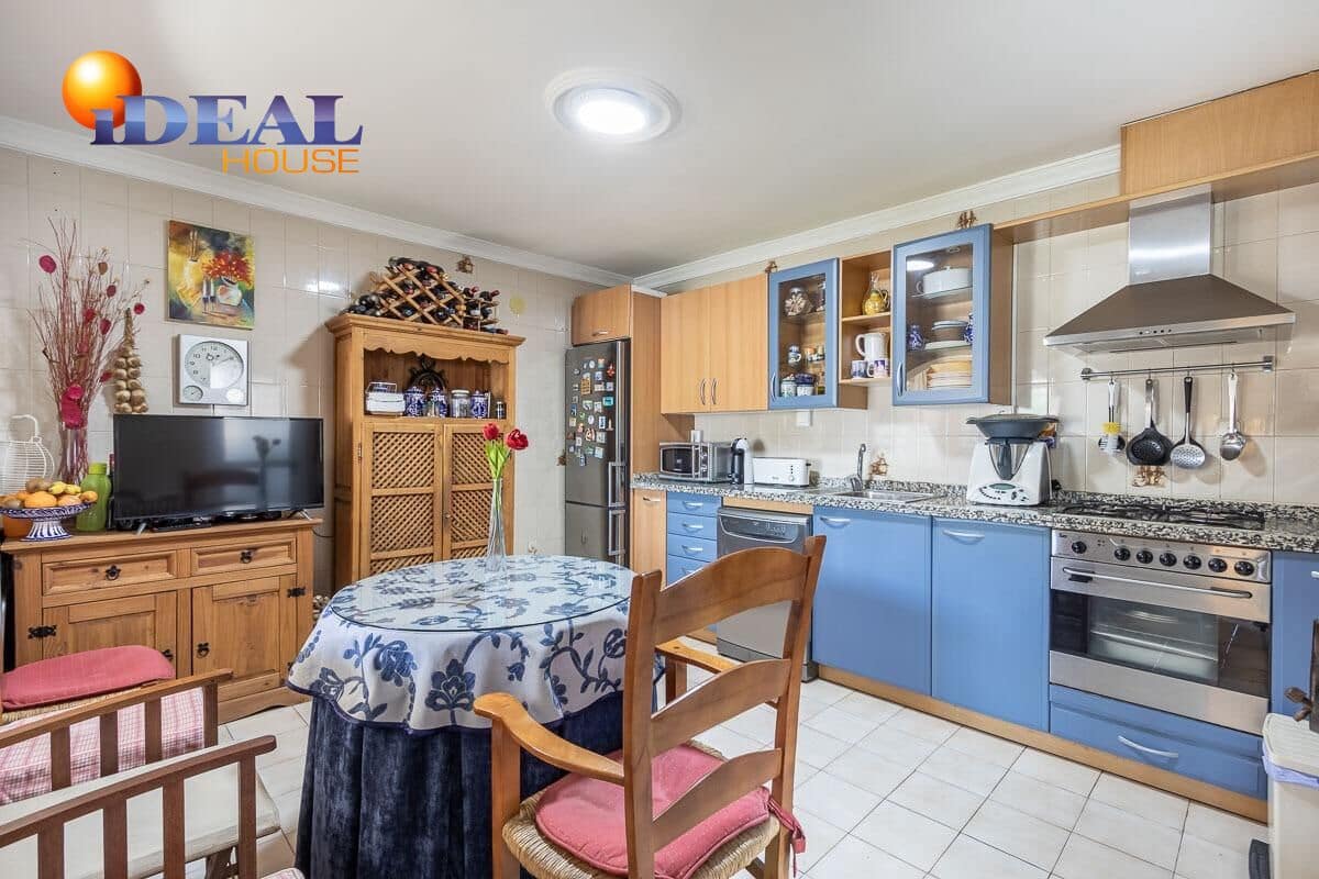 4 bedroom Villa for sale in Pinos Genil with pool garage - € 339,000 (Ref: 9433835)