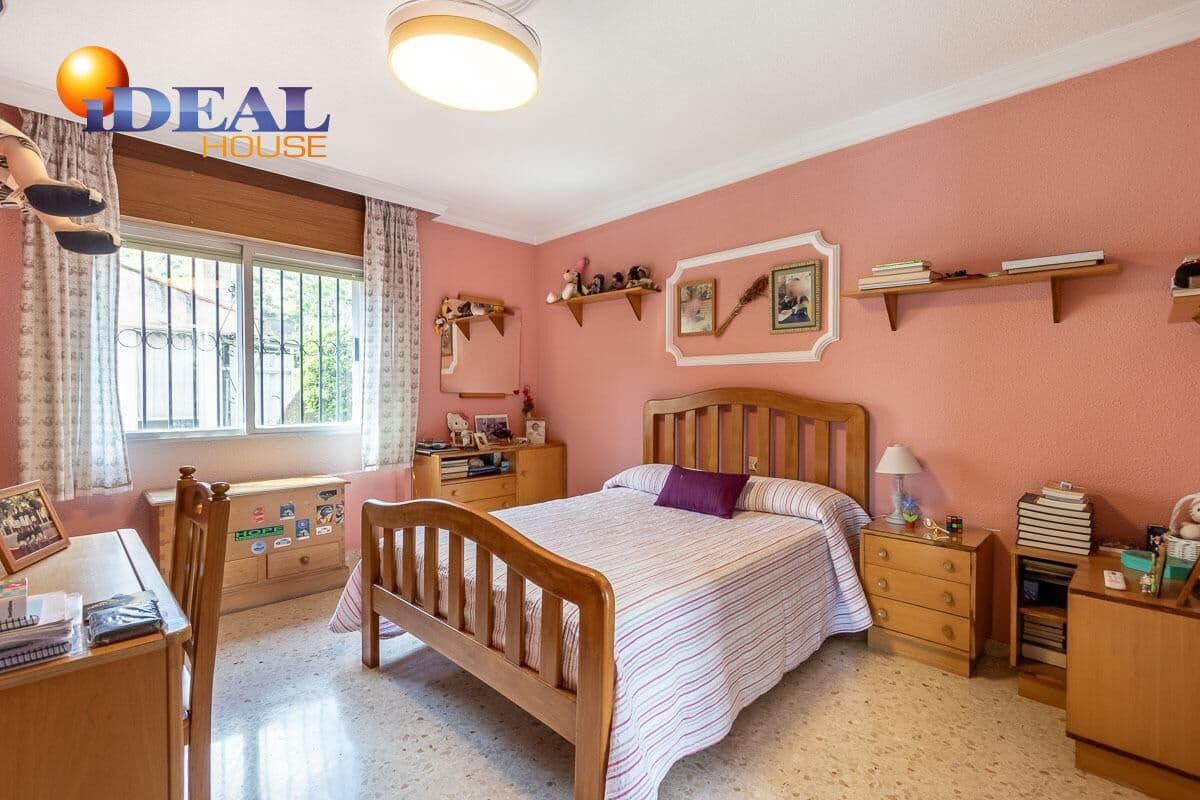 4 bedroom Villa for sale in Pinos Genil with pool garage - € 339,000 (Ref: 9433835)