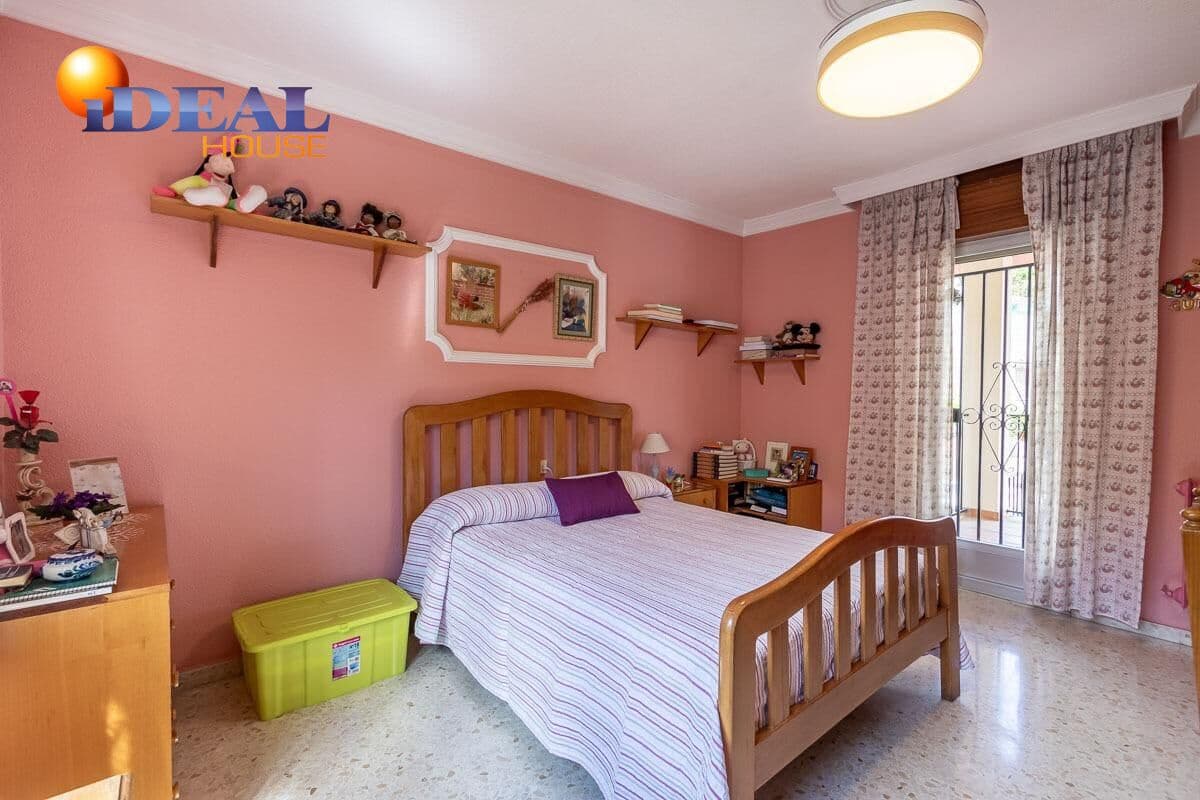 4 bedroom Villa for sale in Pinos Genil with pool garage - € 339,000 (Ref: 9433835)