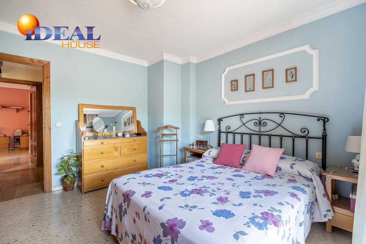 4 bedroom Villa for sale in Pinos Genil with pool garage - € 339,000 (Ref: 9433835)