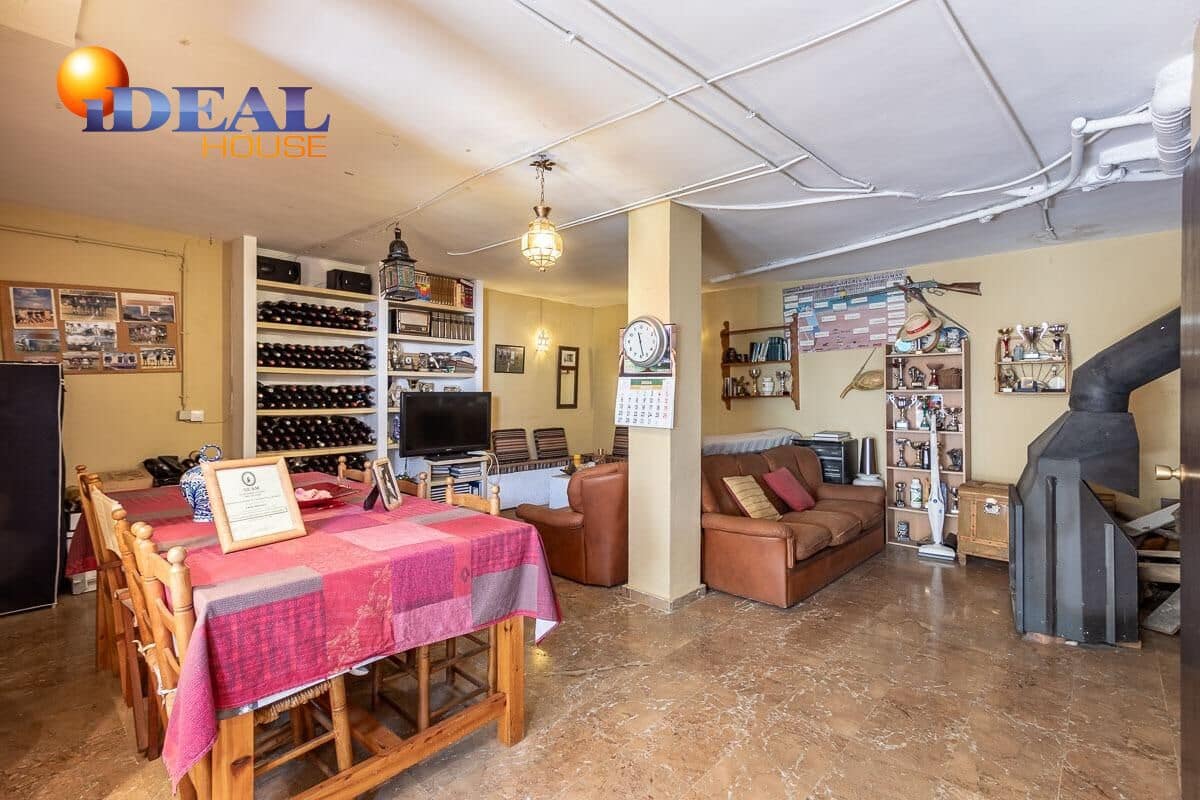 4 bedroom Villa for sale in Pinos Genil with pool garage - € 339,000 (Ref: 9433835)