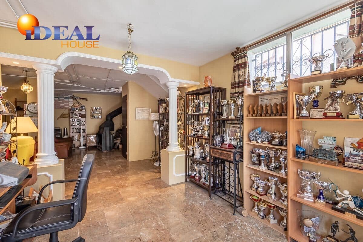 4 bedroom Villa for sale in Pinos Genil with pool garage - € 339,000 (Ref: 9433835)